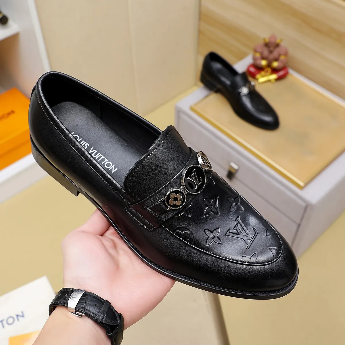 Men's Men's Shoes 💰420 💰[Louis Vuitton] LV high-end business formal leather shoes! ! Luxurious and elegant style, equal emphasis on practicality and style, professional focus on details and quality, counter original 1⃣️: 1⃣️ super accurate reproduction👍🏻! Material: The upper is made of imported original soft 🐂cowhide ➕imported first-layer sheepskin lining. Original anti-slip and wear-resistant outsole! Code number: 39--45, (38.46 custom-made) Large quantities in stock!